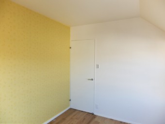 吹き抜け天井に木の梁で作ったオリジナル照明